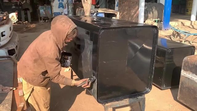 巴铁师傅在简陋的小作坊里利用铁皮制作卡车油箱全过程