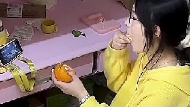 宿友好心送橘子吃必有炸