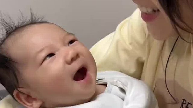 妈妈教宝宝“妈妈抱就哭，奶奶抱就笑”50天的小人儿反应太可爱了！