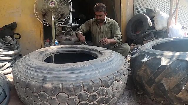 巴铁维修维修撞击破损的卡车轮胎全过程