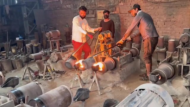 巴铁师傅在简陋的小作坊里加工制造发动机缸套全过程