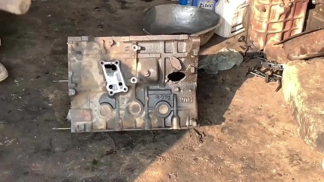 巴铁师傅维修破损的发动机缸体全过程