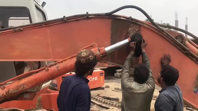 巴铁师傅维修损坏的挖掘机液压缸全过程