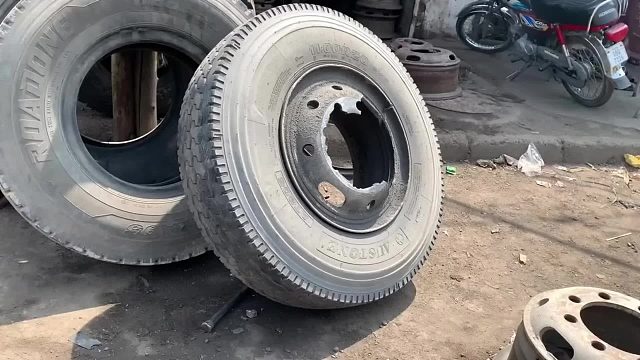 巴铁师傅维修破损的卡车轮毂钢圈全过程