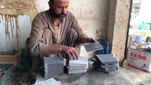 巴铁师傅在简陋的小作坊里维修翻新铅酸蓄电池全过程