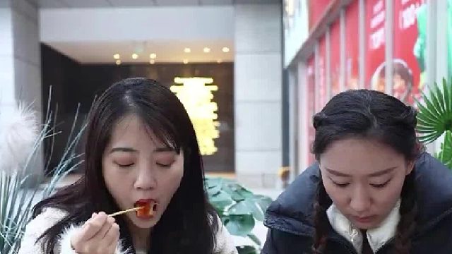 街头吃鸡排挑战 碰到了一位细嚼慢咽的小姐姐！