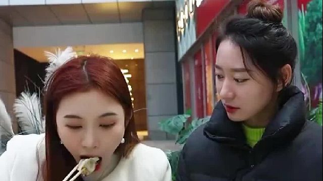 街头吃饺子挑战～小姐姐一口一个太厉害了