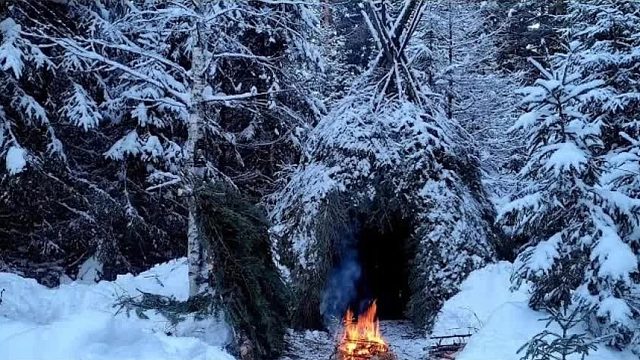 大雪纷飞中挑战野外求生，用妙招搭建避难所，逃过窒息的寒冷夜晚