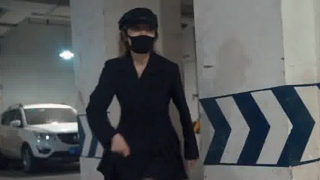 希望每个女孩子的夜路，都有爱你的人去接，她为什么少了一只鞋子？