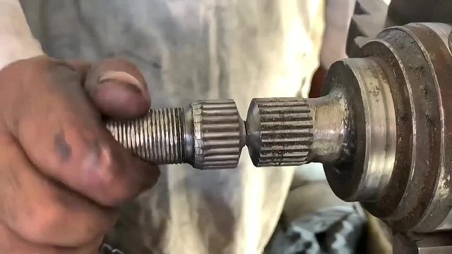 巴铁师傅维修损坏的汽车半轴外球笼花剑全过程