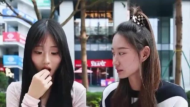 街头吃核桃挑战 遇到了一位可以徒手开核桃的小姐姐...