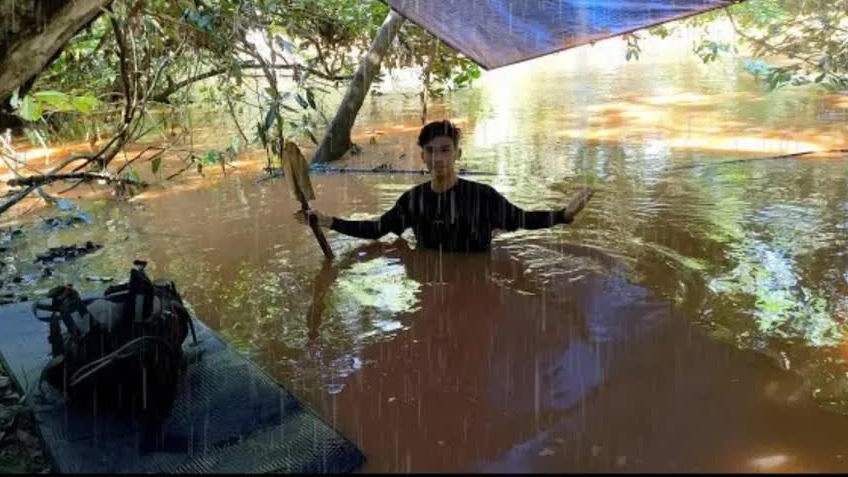 小伙野外求生遭遇大暴雨突袭，刚挖出来的土坑，被彻底全军覆没