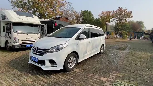 mini小房车旅行舒服吗，看看内饰大小真的好可爱，面包车改的