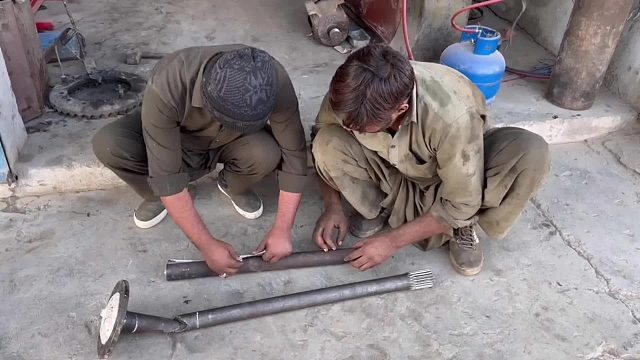 巴铁师傅维修断裂的卡车半轴全过程