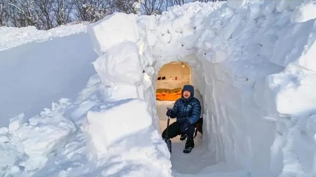 小伙挑战雪山极限求生，用积雪挖建地下城堡，里面出乎意料的温暖