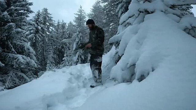 特种兵野外求生遭遇大雪纷飞，巧妙利用大树根，躲藏进去天衣无缝