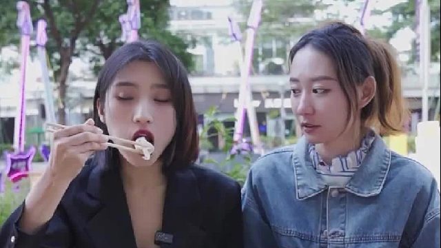街头吃饺子挑战 这位小姐姐这样吃饺子...你一般都怎么吃？
