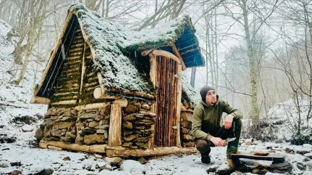 赶在大雪极寒来临以前，小伙挖空心思，搭建最别致的荒野小屋