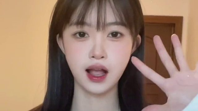 快来学这个修饰脸型的氛围感发型