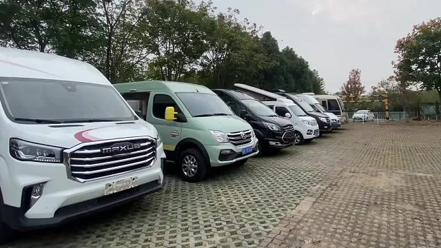 这才叫平民百姓房车嘛，自带升顶小阁楼能住4人，几台手机换的