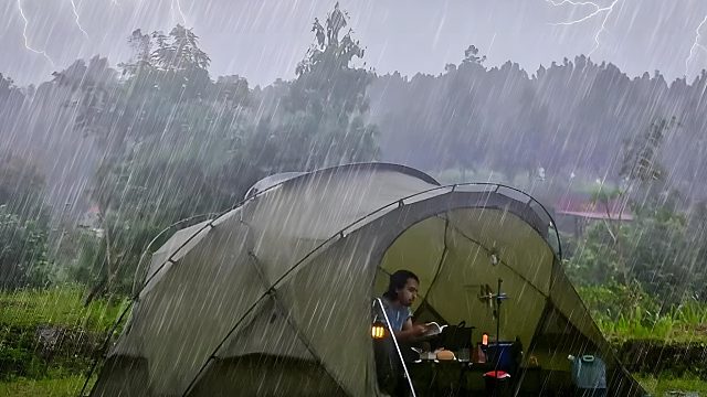 一人去露营突遇大雨（第一集）