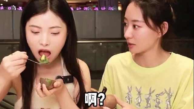 这位小姐姐的猕猴桃正确吃法你get到了吗？