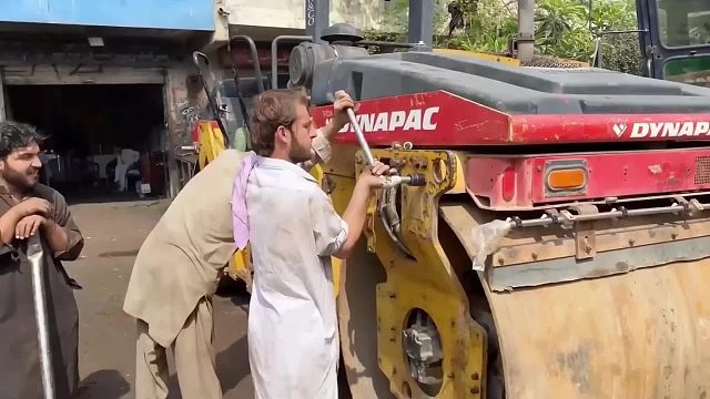 巴铁师傅维修戴纳派克压路机滚筒变形问题全过程