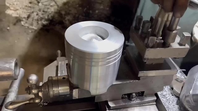 巴铁师傅在简陋的小作坊里加工制造发动机活塞全过程