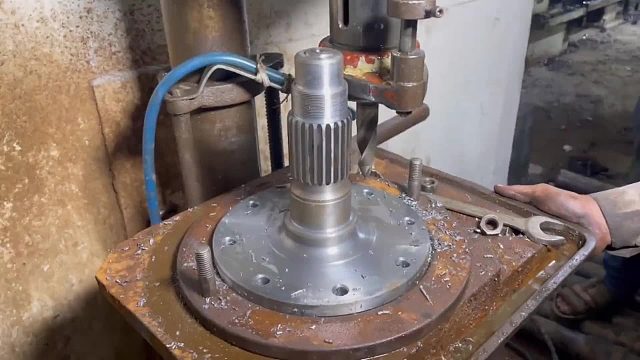 巴铁师傅在简陋的小作坊加工制造拖拉机半轴全过程