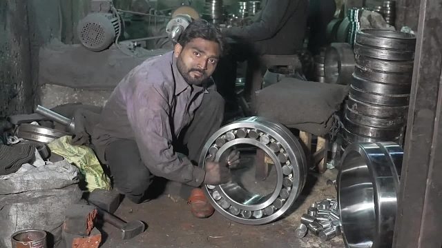 巴铁师傅维修颚式破碎机轴承全过程