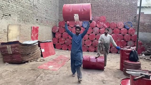 巴铁师傅利用废弃的油桶制作无缝钢管全过程