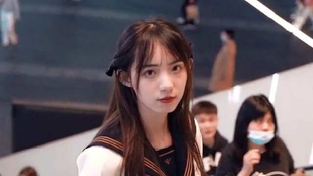 我捧花而来，用最真挚的情话给你至死不渝的浪漫