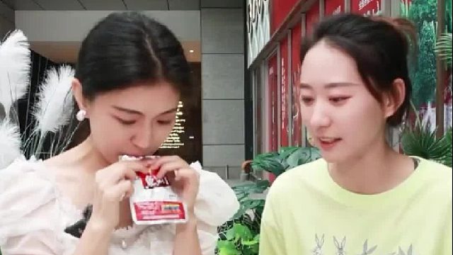 街头吃爆辣鱼排挑战！！
