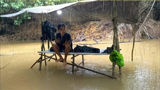 绝地求生遭遇超级大暴雨，庇护所成了水帘洞，连墙体都来不及搭建