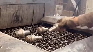 網(wǎng)帶拋丸機(jī) 通過式拋丸機(jī) 拋丸設(shè)備工作視頻 河南噴砂機(jī)