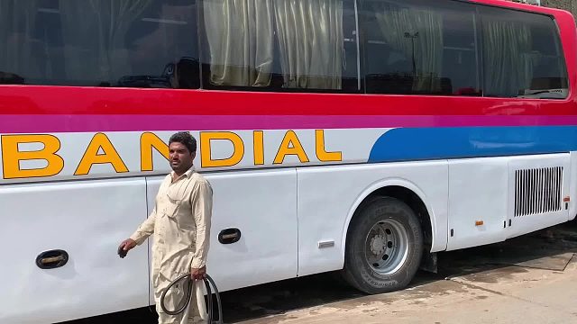 巴铁师傅维修损坏的大巴车减震器全过程