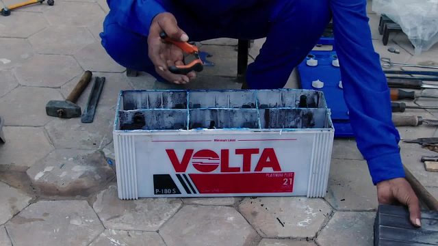 巴铁师傅维修翻新12V的卡车铅酸蓄电池全过程