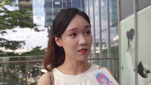 街头吃辣条挑战 这样吃辣条真的不会胖吗