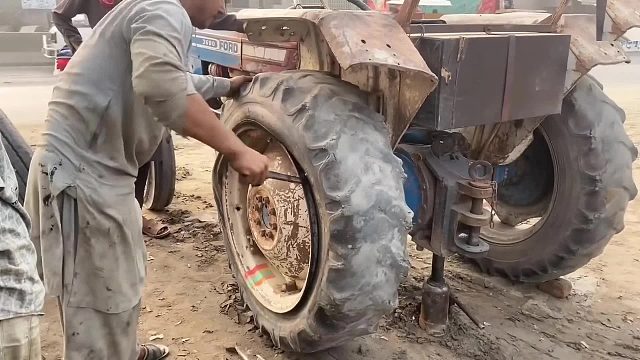 巴铁师傅维修拖拉机轮胎全过程