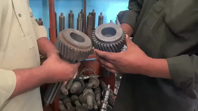 巴铁师傅维修损坏的卡车变速箱输入轴全过程