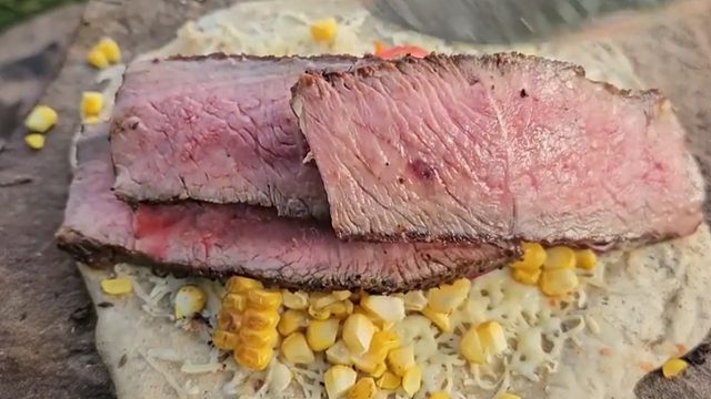 如何在岩石上烹饪战斧牛排