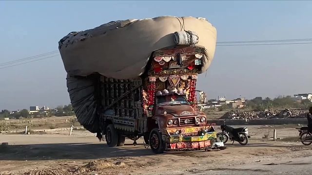 巴铁师傅维修趴窝在大马路上的卡车全过程