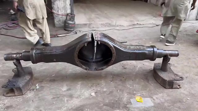巴铁师傅维修裂开的卡车后桥壳体全过程