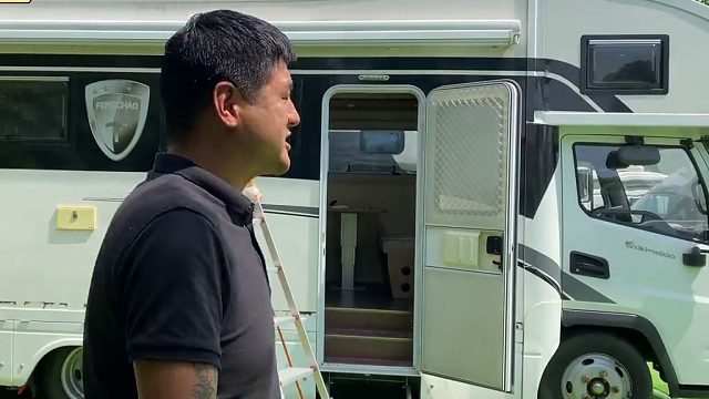 卡车改房车改到一半破产了，烂尾车没人接盘就等于废了，太可惜了