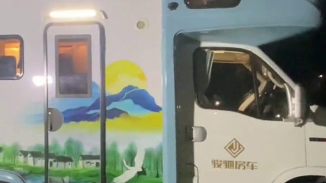 老头乐房车，全套中式家具古色古香，就像在园林里玩耍