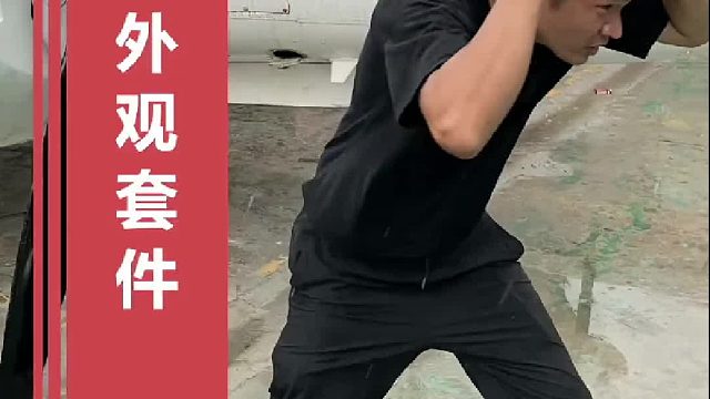 给飞机安装外观套件，这天气一会下雨一会大太阳的...