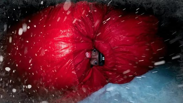 野外露营遇上大雪纷飞，小伙几乎一夜无眠，半夜冷得直打哆嗦