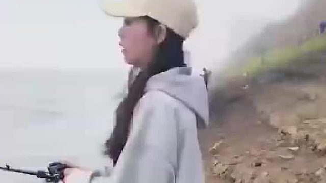 没耐心钓鱼，却有耐心看人钓鱼