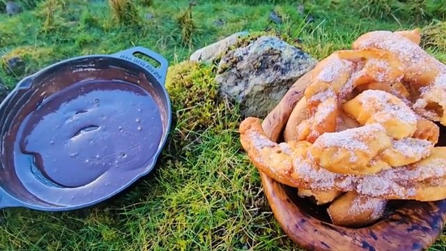 巧克力酱炸面包圈，露营的好食谱