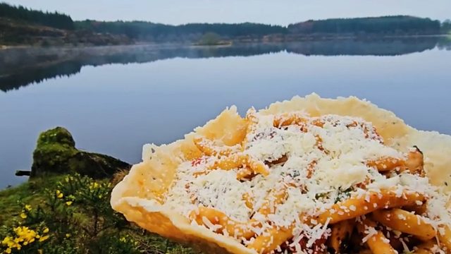 在户外从头做起世界上最好的帕尔玛干酪和鸡肉意大利面，在户外从头做起